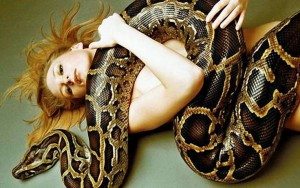 девушка со змеей