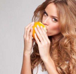 кушать апельсин