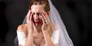 плачет невеста