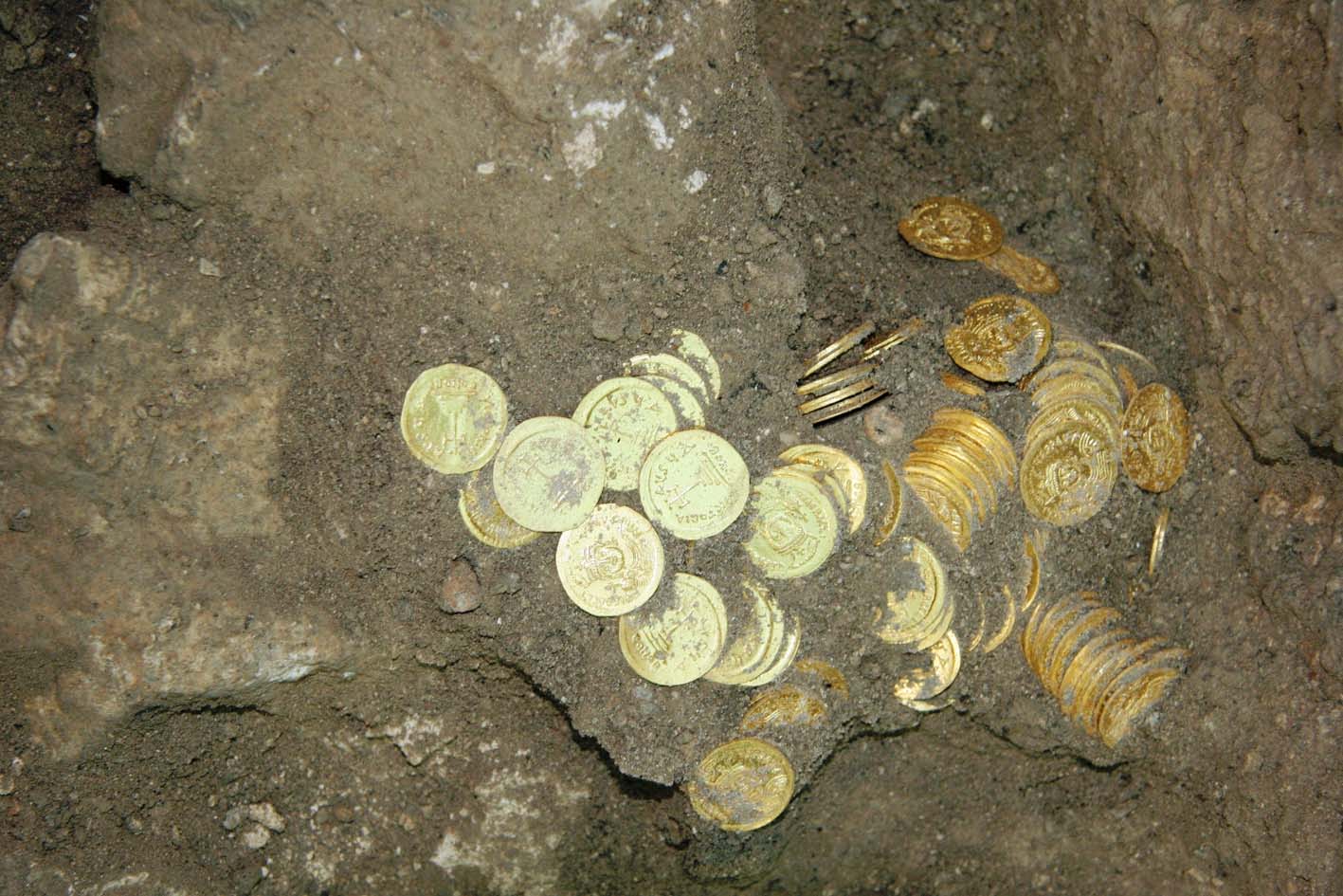 Нашел монеты дома. Находки кладов золота. Монеты найденные в земле. Клад в земле. Археологический клад.