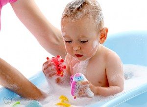 мыть ребенка