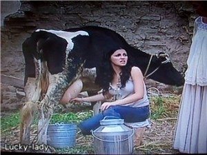 девушка доит корову