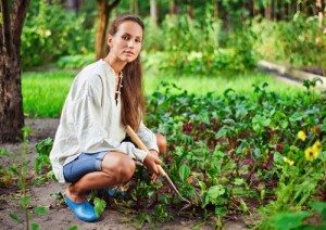 женщина на огороде