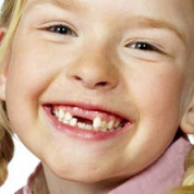 ребенок без зубов