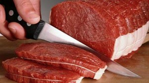 резать мясо