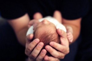 младенец на руках