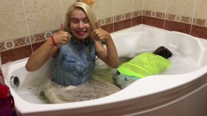 Две рьяные девушки дрочат дырки в ванне