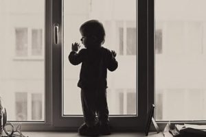 Малыш перед окном