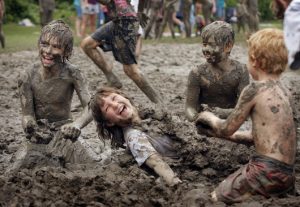 дети в грязи
