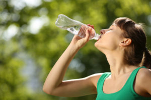 Пить воду из бутылки