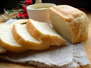 Делить белый хлеб