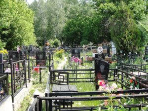 Посещать кладбище