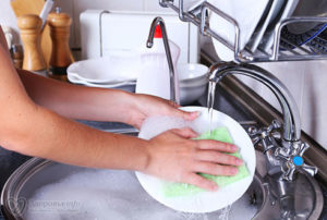 Мыть посуду