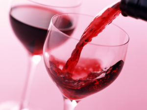 Наливать красное вино