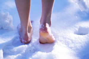 К чему снится ходить босиком по снегу во сне: значение и толкование