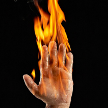 рука в пламени